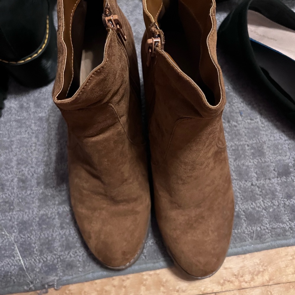 American Eagle brown chunky heeled boot